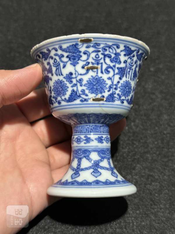 清乾隆 青花莲托梵文高足杯 - 图3